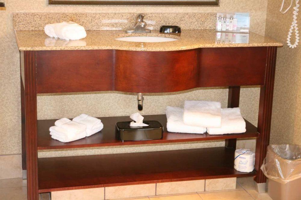 Hampton Inn & Suites Toledo-Perrysburg Rossford Стая снимка